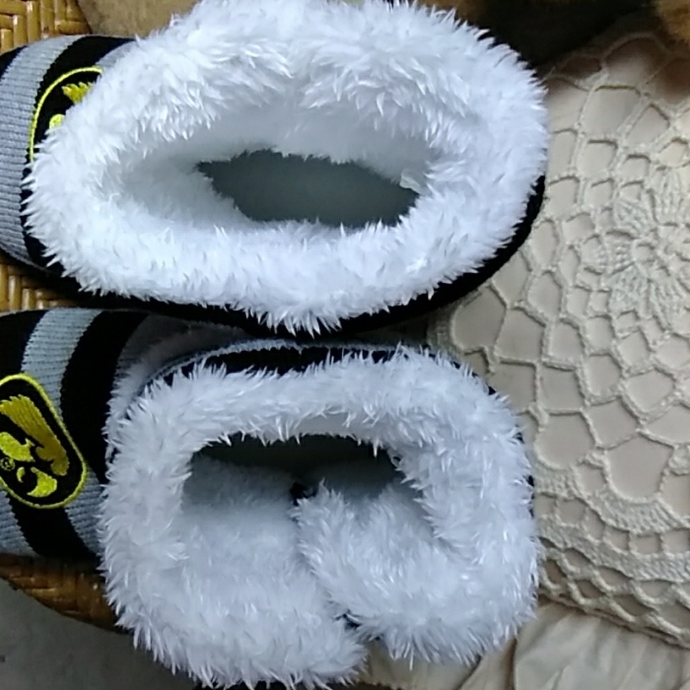 Iowa Hawkeyes Slippers - Picture 4 of 4